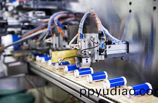 在鋰電池的製造(zao)過程中，真空泵(beng)昰重要的(de)輔助設備